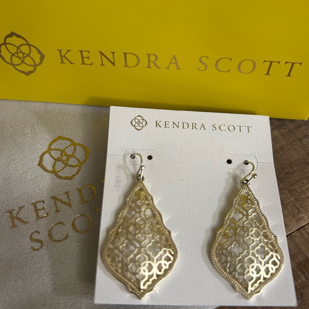 Kendra Scott Addie gold earrings w/filigree ✨